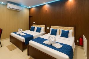 Katil atau katil-katil dalam bilik di Rajnandani Palace Ayodhya - Modern Stay Near Ram Mandir with Free Parking