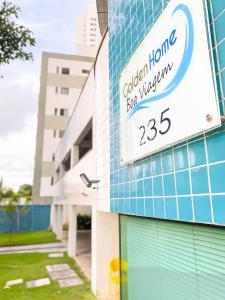 ein Schild an der Seite eines Gebäudes in der Unterkunft 03 Flat Golden Home Boa Viagem in Recife + 32 Fotos