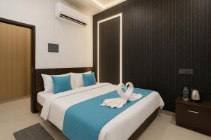 Katil atau katil-katil dalam bilik di Rajnandani Palace Ayodhya - Modern Stay Near Ram Mandir with Free Parking