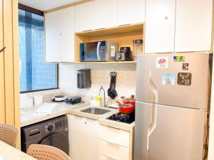 eine Küche mit Kühlschrank und Spüle in der Unterkunft 03 Flat Golden Home Boa Viagem in Recife