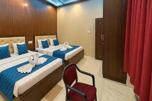 Katil atau katil-katil dalam bilik di Rajnandani Palace Ayodhya - Modern Stay Near Ram Mandir with Free Parking