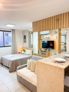 Großes Zimmer mit einem Bett und einem Sofa in der Unterkunft 03 Flat Golden Home Boa Viagem in Recife