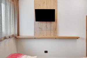TV a/nebo společenská místnost v ubytování Chalet Kb