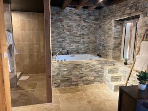 Phòng tắm tại Maison romantique avec jacuzzi privatif