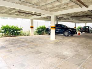ein Parkplatz mit zwei Autos darin geparkt in der Unterkunft 03 Flat Golden Home Boa Viagem in Recife