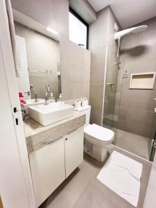 ein weißes Badezimmer mit Toilette und Waschbecken in der Unterkunft 03 Flat Golden Home Boa Viagem in Recife