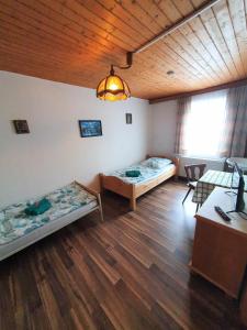 Postel nebo postele na pokoji v ubytování Gästehaus Weißes Lamm - MONTEURZIMMER