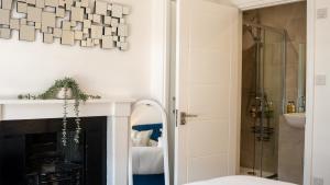 a bathroom with a fireplace and a chandelier at Select SA - Queens Terrace in Reading +138 photos