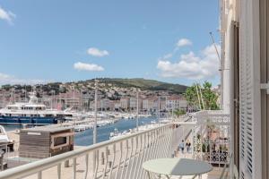een balkon met uitzicht op een jachthaven bij CASA ABEILLE in La Ciotat