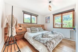 a bedroom with a bed and a tripod at Sauna Bain Nordique Cinéma Vue Montange in Chamonix