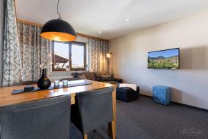 een kamer met een eettafel en een woonkamer bij Haus Bergrausch in Krün