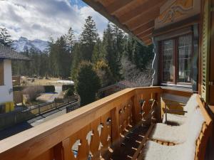 een balkon met uitzicht op de bergen bij Haus Bergrausch in Krün