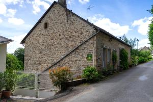 a brick building with a sign on the side of it at Nature et Repos in Corrèze