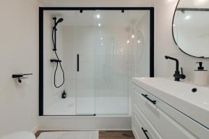 a shower with a glass door in a bathroom at Grande maison & annexe, à deux pas de la Rochelle in Nieul-sur-Mer +34 photos