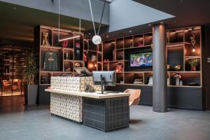 A television and/or entertainment centre at Revier Hotel Säntispark
