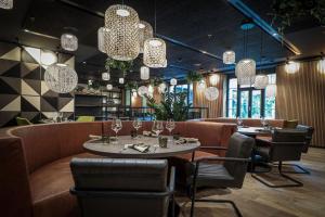A seating area at Revier Hotel Säntispark