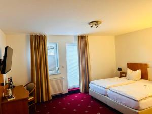 Postel nebo postele na pokoji v ubytování tauwerk Hotel
