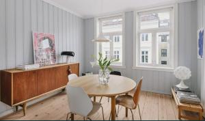a dining room with a table and chairs at Central apartment with 2 bedrooms in Bergen