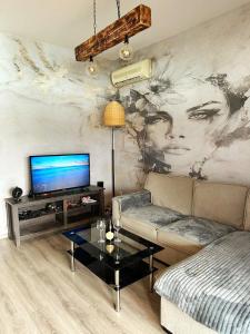 un soggiorno con un divano e una TV di River house Una a Kravlja