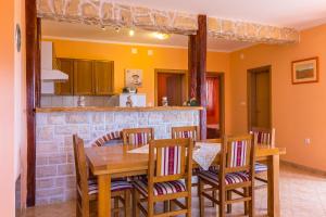 Restoran ili neka druga zalogajnica u objektu Apartments Villa Orange