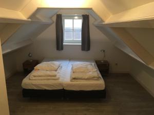 Ένα ή περισσότερα κρεβάτια σε δωμάτιο στο Kerkplein Vakanties