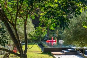 ein Pool mit einem roten Schwimmkörper im Wasser in der Unterkunft Sani More & Sani Woods in Sani Beach