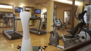 Posilňovňa alebo fitness centrum v ubytovaní Kazarma Hotel