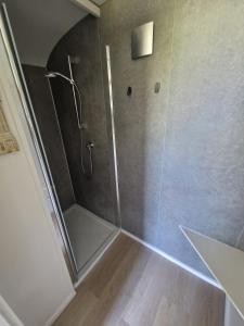 欣德洛彭Glamping Safaritent 4 persoons的带淋浴和玻璃门的浴室