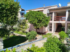 an aerial view of a house with a garden at Apartment Hribar 2 in Ravni