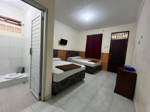 Postel nebo postele na pokoji v ubytování Hotel Sinar Rahayu 2