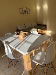 a living room with a table with chairs and a couch at Departamento Centrico para 4 personas in Tandil