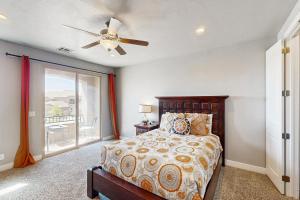 ein Schlafzimmer mit einem Bett und einem Deckenventilator in der Unterkunft Zion’s Coral Ridge Escape in Washington + 36 Fotos