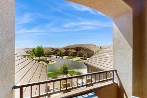 Aussicht vom Balkon eines Hauses in der Unterkunft Zion’s Coral Ridge Escape in Washington