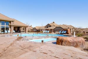 ein großer Pool in einem Hof mit Häusern in der Unterkunft Zion’s Coral Ridge Escape in Washington
