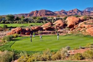 Menschen, die auf einem Golfplatz in den Bergen Golf spielen in der Unterkunft Zion’s Coral Ridge Escape in Washington