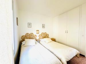 A bed or beds in a room at Global Immo 3265 EL SOL 28