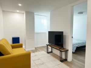 TV a/nebo společenská místnost v ubytování Stylish 2BR - EWR, Stadium & NYC