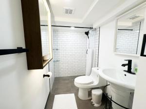 Koupelna v ubytování Stylish 2BR - EWR, Stadium & NYC