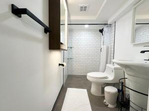 Koupelna v ubytování Stylish 2BR - EWR, Stadium & NYC