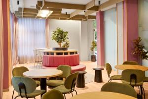 フエンラブラダにあるB&B HOTEL Madrid Fuenlabradaの待合室(テーブル、椅子、植物付)