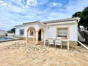 a white house with a table and chairs at Casa Claudia in Calpe