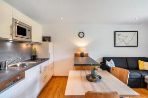 Η κουζίνα ή μικρή κουζίνα στο Ferienwohnung Nordic -Reit im Winkl +17 φωτογραφίες