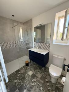 Un baño con inodoro, lavabo y ducha. en Chez Eugène, appartement neuf, en Chaumont 17 fotos más