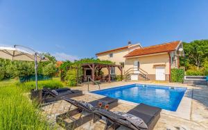 a backyard with a swimming pool and a house at house apartment Giuliano in Pula