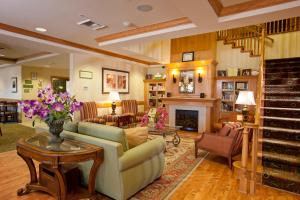 sala de estar con sofá y chimenea en Holiday Inn & Suites - Barstow, an IHG Hotel, en Barstow