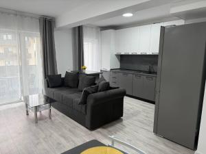 a living room with a couch and a kitchen at Serenity retreats VRT in Şelimbăr