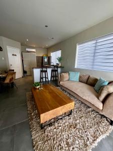 een woonkamer met een bank en een salontafel bij Casa di Caribe in Willemstad
