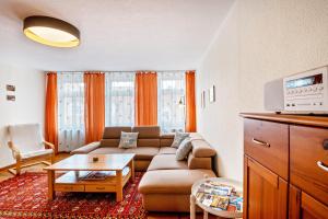 a living room with a couch and a coffee table at Ferienwohnung Sonnenschein in Naumburg