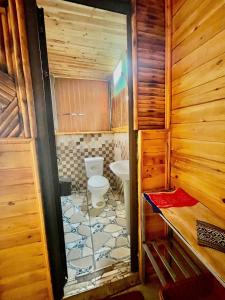 un baño con inodoro y lavabo en Homestay Hồ Đá A Căng Tả Phìn, en Sa Pa
