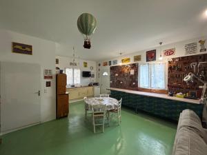 Η κουζίνα ή μικρή κουζίνα στο Bas de villa Sarrola Carcopino +5 φωτογραφίες